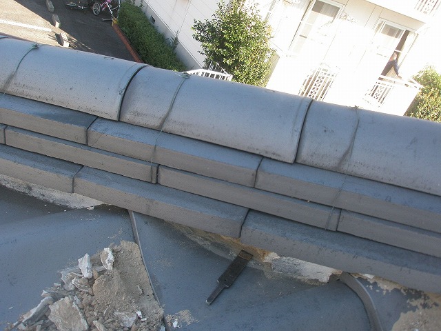 漆喰を専用のへらで割ってはがす